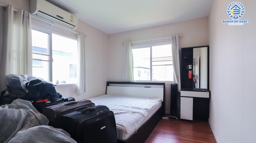 บ้านเดี่ยวมือสอง นนทบุรี ม.ชัยพฤกษ์ บางใหญ่ คุณภาพจากแบรนด์ L&H เนื้อที่กว้าง 56.20 ตร.ว. ฟังก์ชัน 3 ห้องนอน 3 ห้องน้ำ 2 ที่จอดรถ ภายในตกแต่งโมเดิร์น สภาพมือหนึ่ง พร้อมเข้าอยู่ได้เลย! โครงการตั้งบนทำเลเดินทางสะดวก ใกล้รถไฟฟ้าสายสีม่วง "สถานีคลองบางไผ่" และจุดขึ้นทางด่วน "กาญจนาภิเษก"